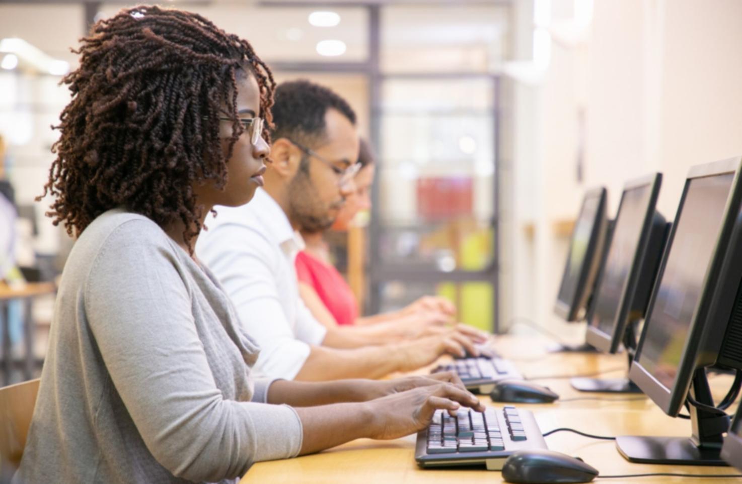 Professionnel présentant une analyse financière